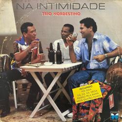 Capa do disco Na intimidade, de Trio Nordestino
